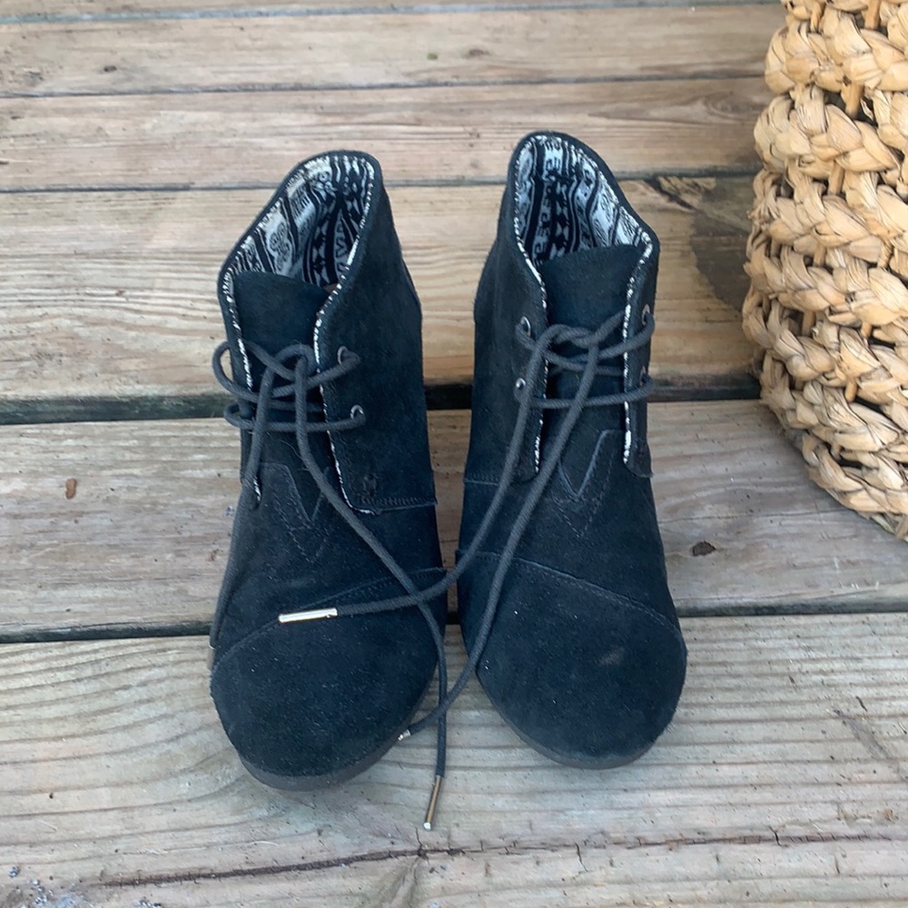 Tom’s heeled booties size 9